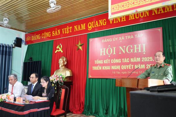 Thiếu tướng Nguyễn Hữu Hợp thăm, làm việc tại xã Trà Tập