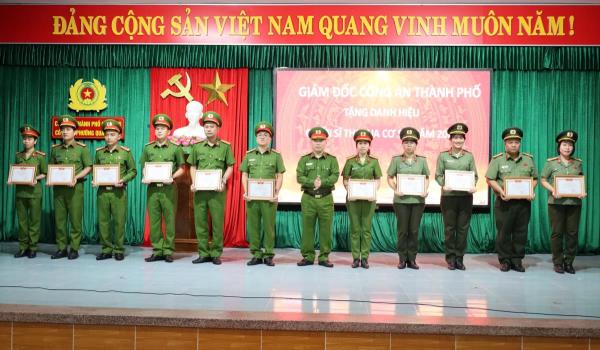 Đại tá Nguyễn Văn Tăng dự Hội nghị Tổng kết năm 2025 tại Công an phường Quảng Phú