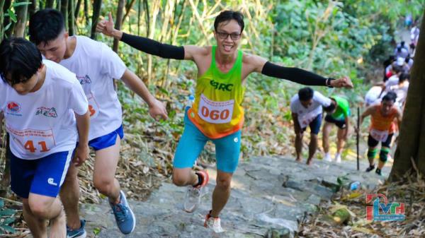 Hơn 2.000 VĐV cùng Chinh phục  đỉnh cao Bà Rá lần thứ 31