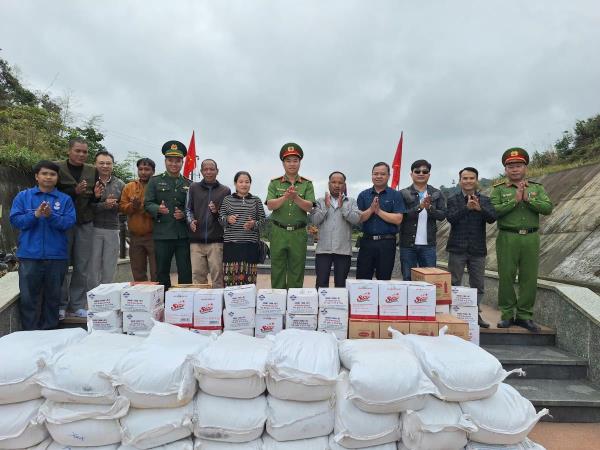 Đoàn công tác xã A Vương thăm vùng biên giới Việt - Lào