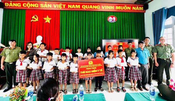 Phòng An ninh chinh trị nội bộ Công an tỉnh Lâm Đồng tiếp tục triển khai mô hình dân vận khéo, trao tặng thẻ BHYT cho học sinh khó khăn