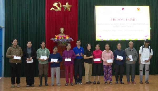 Hội Bảo trợ người khuyết tật và trẻ mồ côi Việt Nam tặng quà cho người khuyết tật