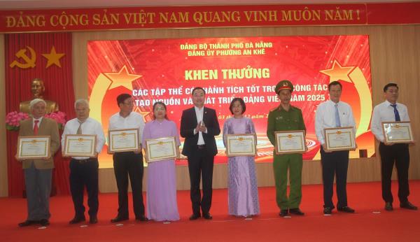 Khen thưởng 22 tập thể, cá nhân có thành tích trong công tác tạo nguồn và phát trển đảng viên năm 2025