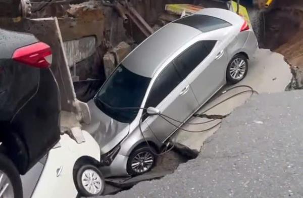 Cận cảnh hiện trường vụ sập hố tử thần trên đường Nguyễn Công Trứ