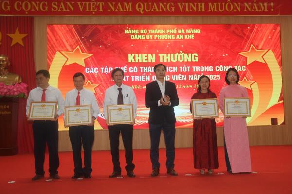 Khen thưởng tổ chức đảng, đảng viên có thành tích trong công tác tạo nguồn và phát trển đảng viên năm 2025