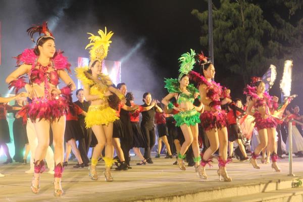 Vũ hội đường phố chào năm mới 2026