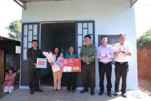 Công an Lâm Đồng bàn giao thêm 5 căn nhà cho người dân các xã biên giới trước thềm năm mới