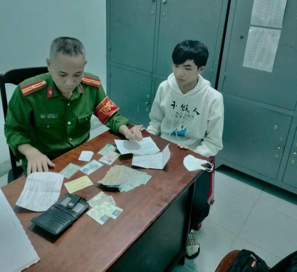 Nam thanh niên làm việc tốt