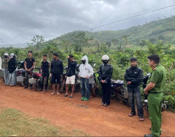 Boy làng ra đàng càn quấy