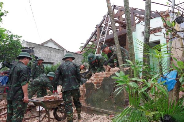 Lực lượng vũ trang Đà Nẵng tháo dỡ mặt bằng, xây nhà mới giúp dân vùng ngập lụt Đắk Lắk