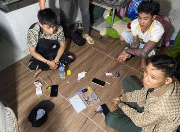 Bắt quả tang con nghiện liên hoan