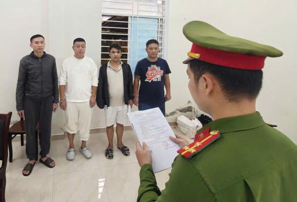 Khởi tố nhóm đối tượng bắt giữ người trái phép