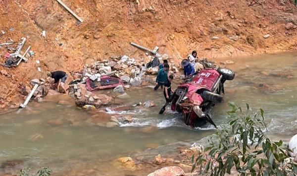 Ô-tô bị tông văng từ cao tốc xuống suối