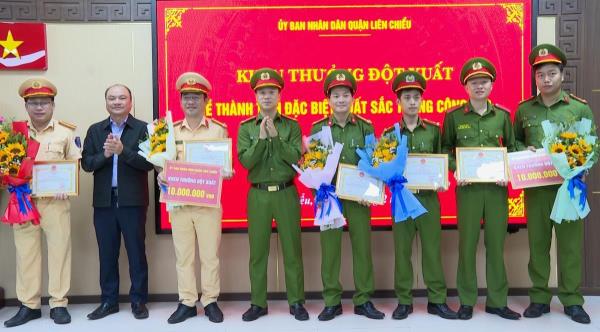 Liên Chiểu khen thưởng đột xuất các tập thể, cá nhân lập thành tích trong tấn công tội phạm