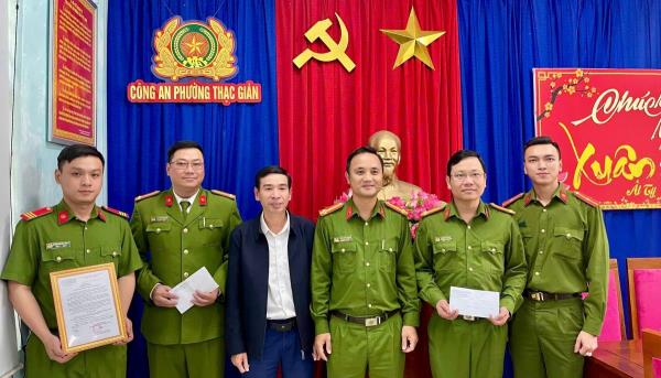 Khen thưởng đột xuất Công an phường Thạc Gián thành tích truy bắt đối tượng trộm cắp xe máy