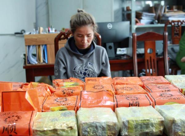 Nữ quái người Lào sa lưới cùng 30kg đá