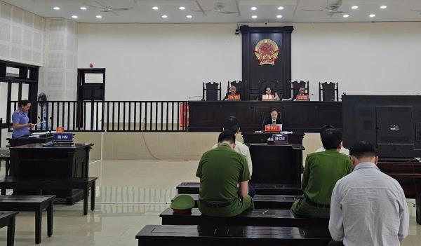 Túng tiền, đôi bạn rủ nhau đi buôn ma túy