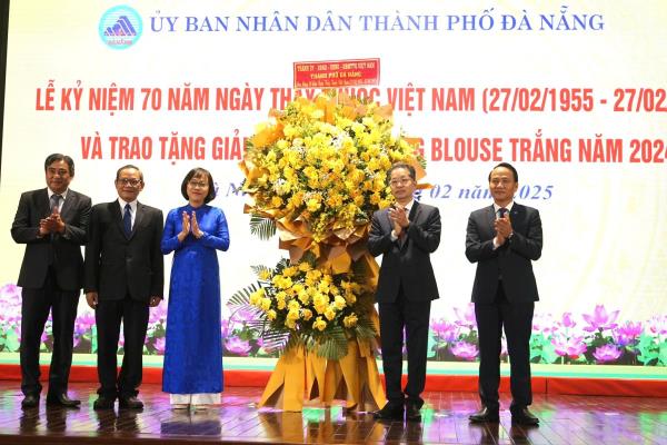 Đà Nẵng tôn vinh 20 y, bác sĩ đoạt Giải thưởng Tỏa sáng Blouse trắng