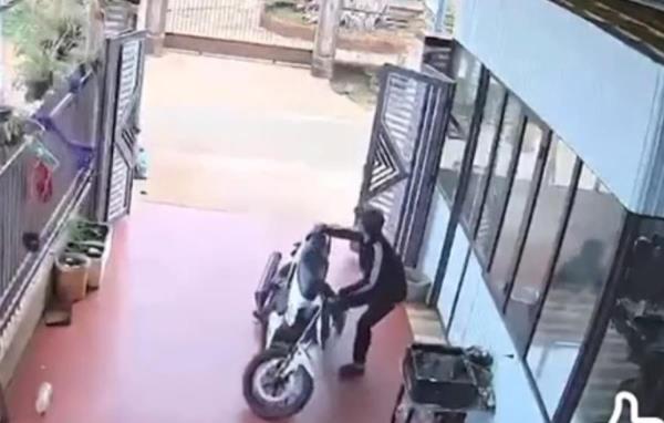 Quên rút chìa khóa, xe máy bốc hơi