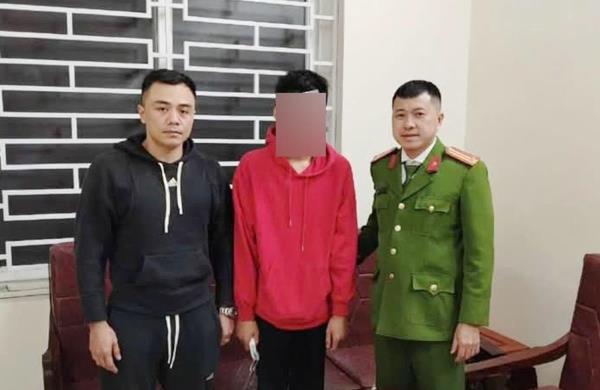 Công an giúp đỡ cháu trai đi lạc về với gia đình