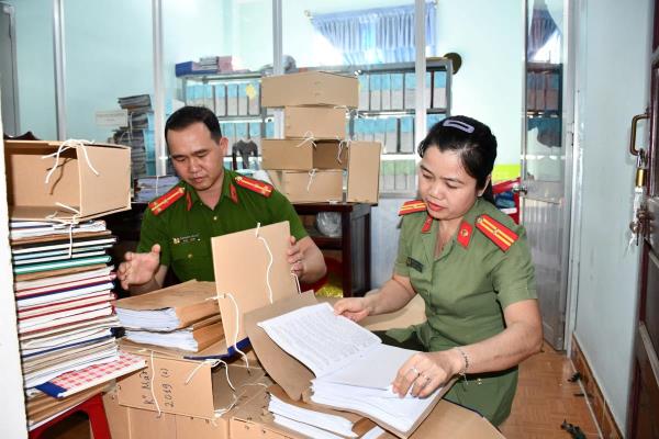 Khẩn trương bàn giao, tiếp nhận hồ sơ, tài liệu từ Công an cấp huyện