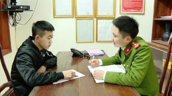 Khởi tố 3 đối tượng cầm mã tấu đe dọa, bắt nạn nhân quỳ xin lỗi trên sân bóng