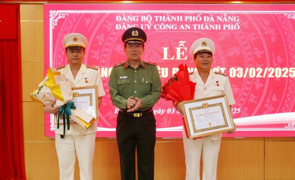 Trao Huy hiệu 30 năm tuổi Đảng cho đảng viên thuộc Công an TP Đà Nẵng
