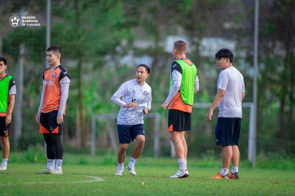V.League đầu xuân: Đừng tưởng làm tướng là... sướng