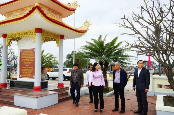 Phó Chủ tịch UBND TP Đà Nẵng Nguyễn Thị Anh Thi kiểm tra, đôn đốc các công trình nghĩa trang liệt sỹ, nghĩa trủng