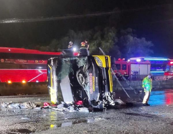 Vụ xe khách lật khiến 3 người tử vong là do tự tông