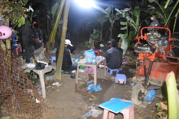 Nửa đêm lên đồi lắc bầu cua