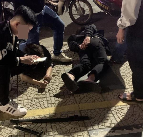 Cảnh sát hình sự Đà Nẵng khống chế 2 báo thủ mang kiếm Nhật dạo phố vô cớ dọa nạt, rượt đuổi người đi đường