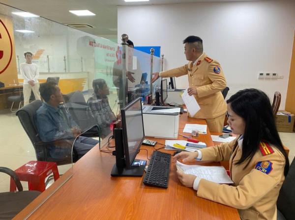 Tiếp nhận, giải quyết hơn 2.700 hồ sơ cấp đổi giấy phép lái xe, phiếu lý lịch tư pháp