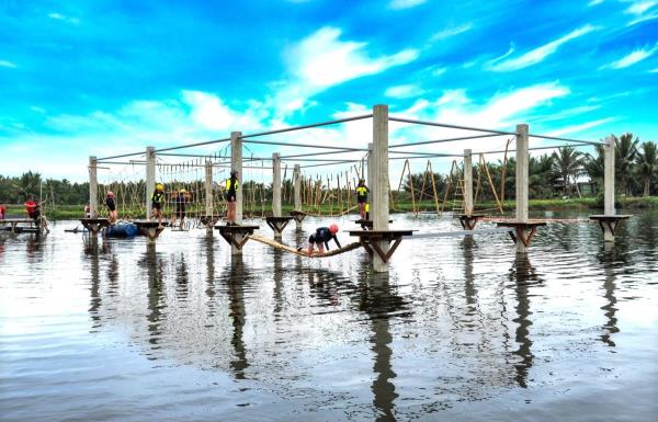 Khu vui chơi mọc trên hồ tôm