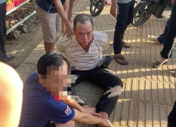 Clip nữ chủ tiệm vàng nhảy qua tủ kính, lao lên chặn đầu xe tên cướp