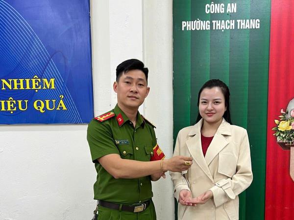 Đánh rơi dây chuyền vàng gần 80 triệu, người dân xúc động khi được công an phường mời lên nhận lại