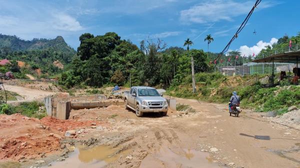 Quảng Nam, người dân bức xúc vì 4 năm chưa làm xong tuyến đường tái thiết vùng sạt lở