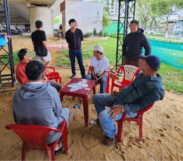 Lập sòng sát phạt  dưới gầm cầu