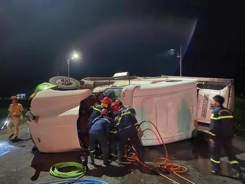 Giải cứu tài xế xe đầu kéo bị lật