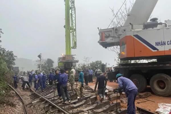 Xuyên đêm cứu hộ tàu hàng bị lật nghiêng do va chạm xe tải tại Hà Tĩnh