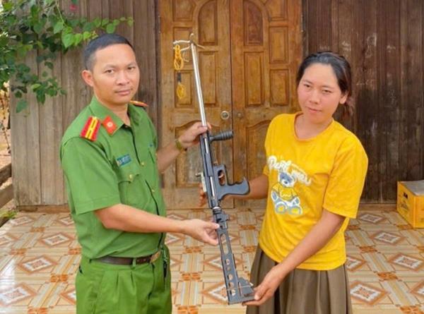Công an xã biên giới Quảng Trực đẩy mạnh công tác thu hồi vũ khí, vật liệu nổ, công cụ hỗ trợ