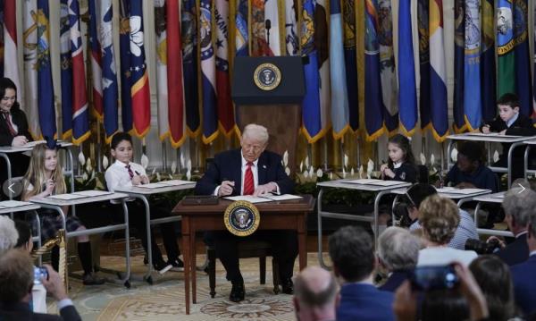 Tổng thống Mỹ ký sắc lệnh giải thể Bộ Giáo dục