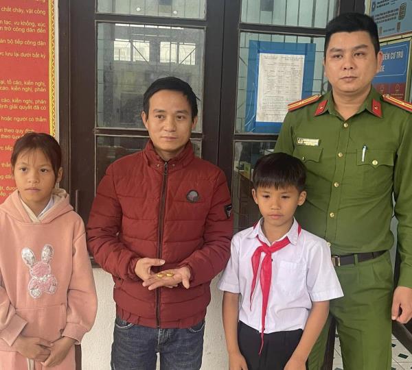 Nhặt được vàng, 2 học sinh tìm người đánh rơi trả lại