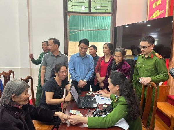 Lấy mẫu ADN thân nhân liệt sỹ chưa xác định danh tính tại Hà Tĩnh