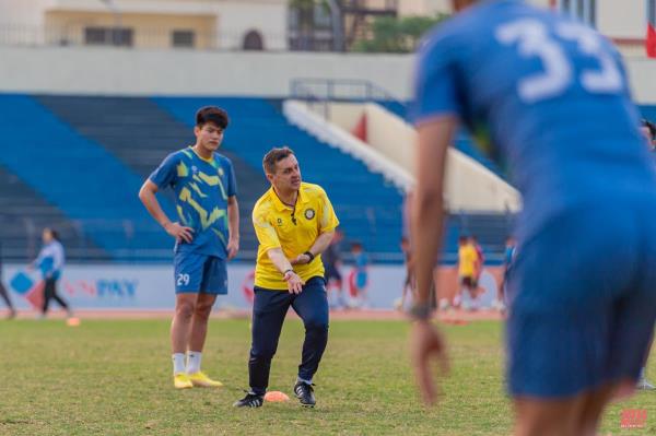 Tân HLV CLB Thanh Hóa ra sân ngay trong ngày nhậm chức
