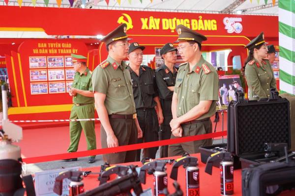 Lãnh đạo Công an thành phố tham quan gian trưng bày của lực lượng CATP tại triển lãm Đà Nẵng – 50 năm phát triển và hội nhập
