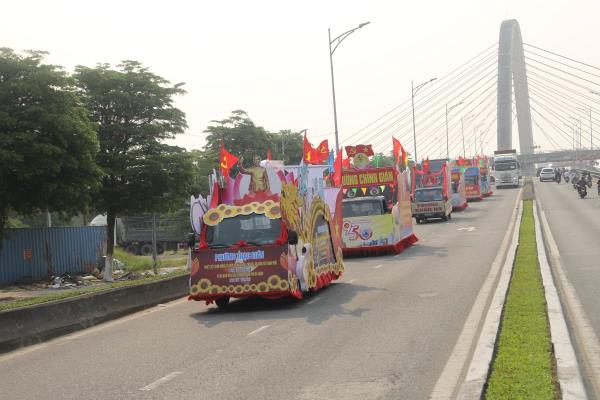 Đoàn xe cổ động diễu hành tuyên truyền kỷ niệm 50 năm giải phóng Đà Nẵng