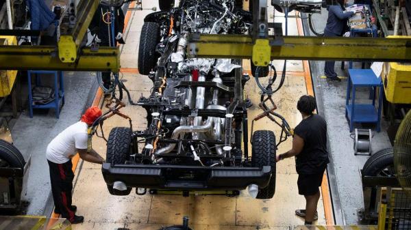 Ngành ô-tô chao đảo khi ông Trump tuyên bố áp thuế 25%