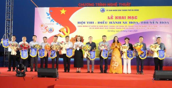 Không gian lễ hội rực rỡ trên các tuyến phố và dòng sông Hàn