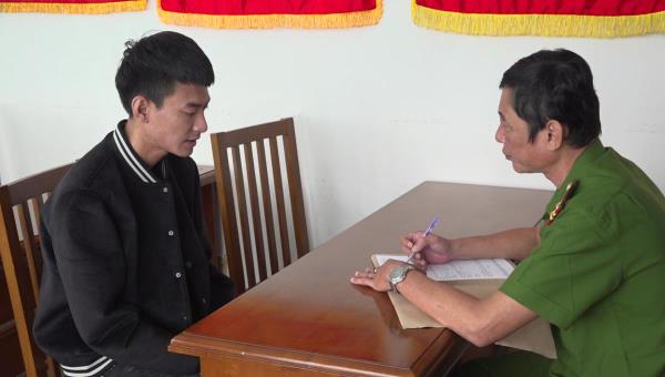 Đôi bạn cùng quê lập mưu nẫng tay trên tiền phi pháp của những kẻ lừa đảo